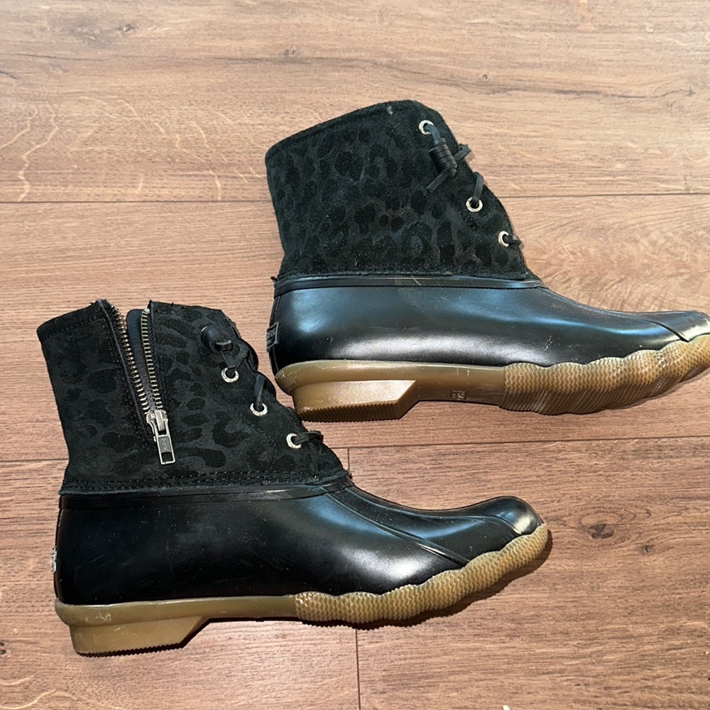 Sperry black winter boot with cheetah print. Great condition. Size 8.5